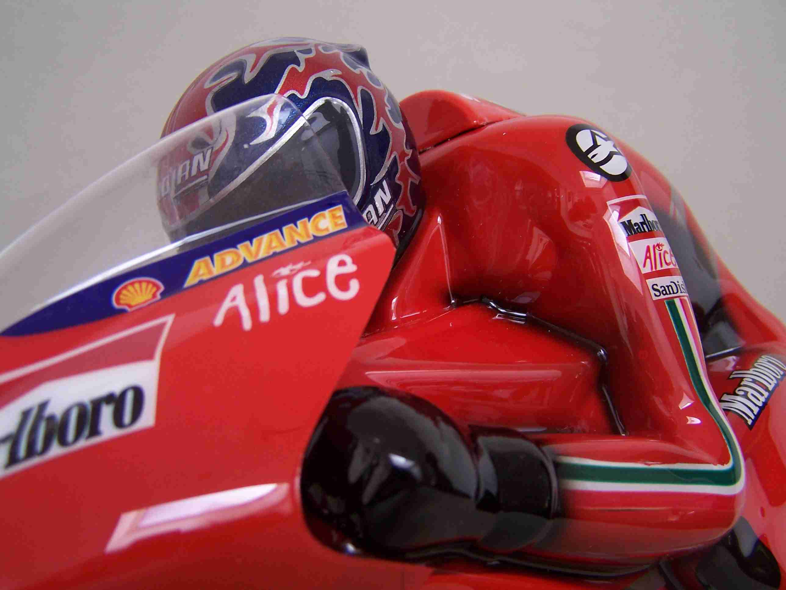 [Marlboro-Ducati-Stoner-2007-SB5-Body.jpg7_.jpg2_.jpg]