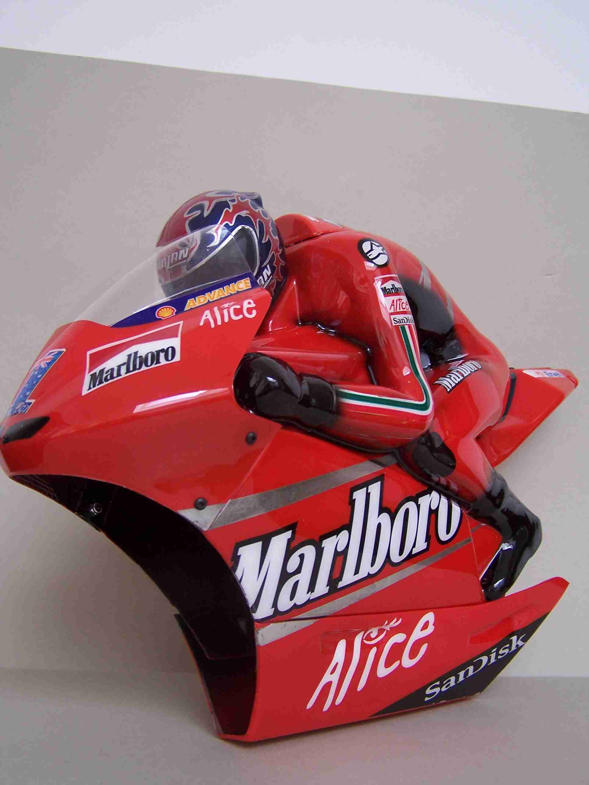 [Marlboro-Ducati-Stoner-2007-SB5-Body.jpg7_.jpg3_.jpg]