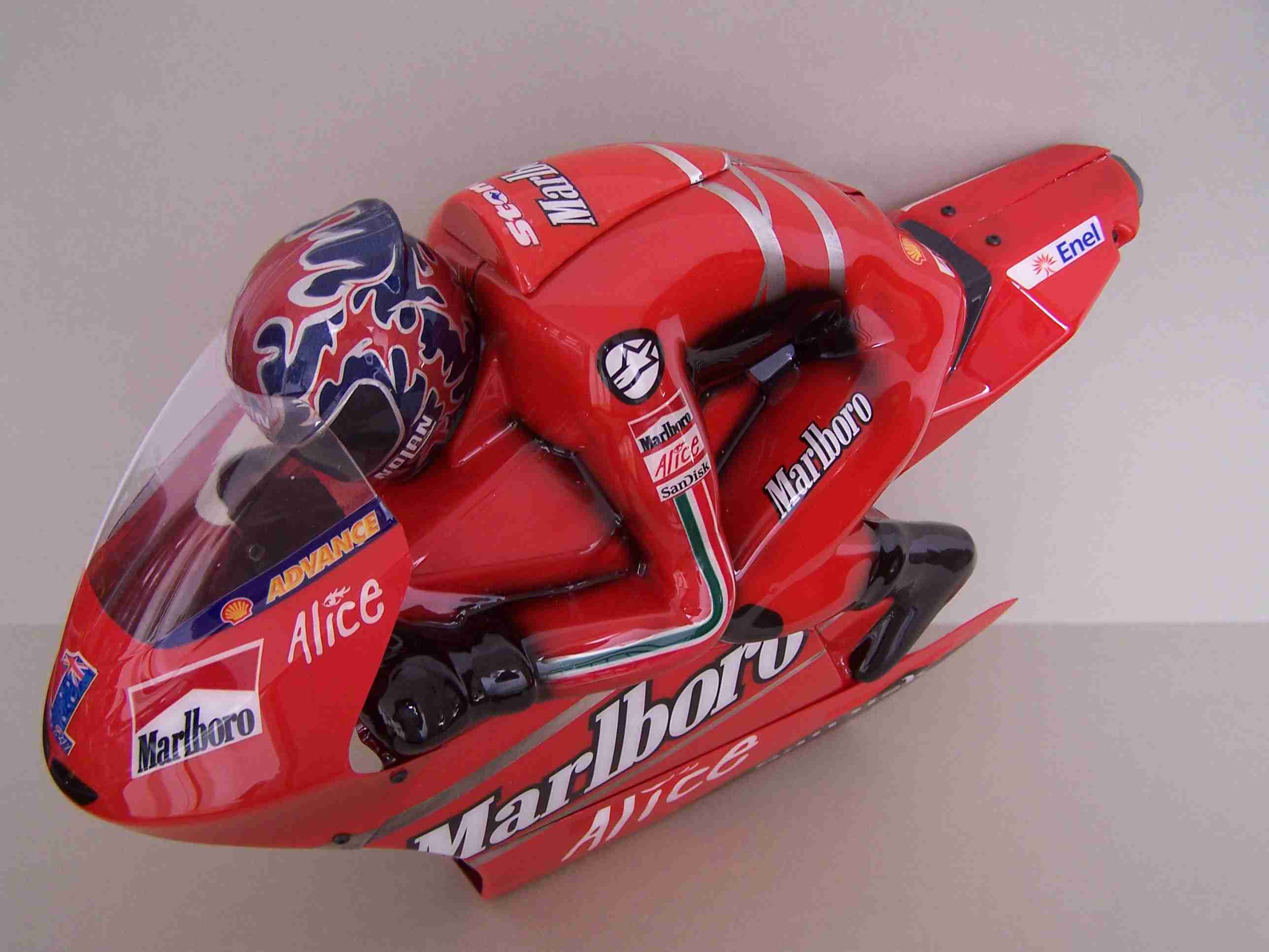 [Marlboro-Ducati-Stoner-2007-SB5-Body.jpg7_.jpg4_.jpg]