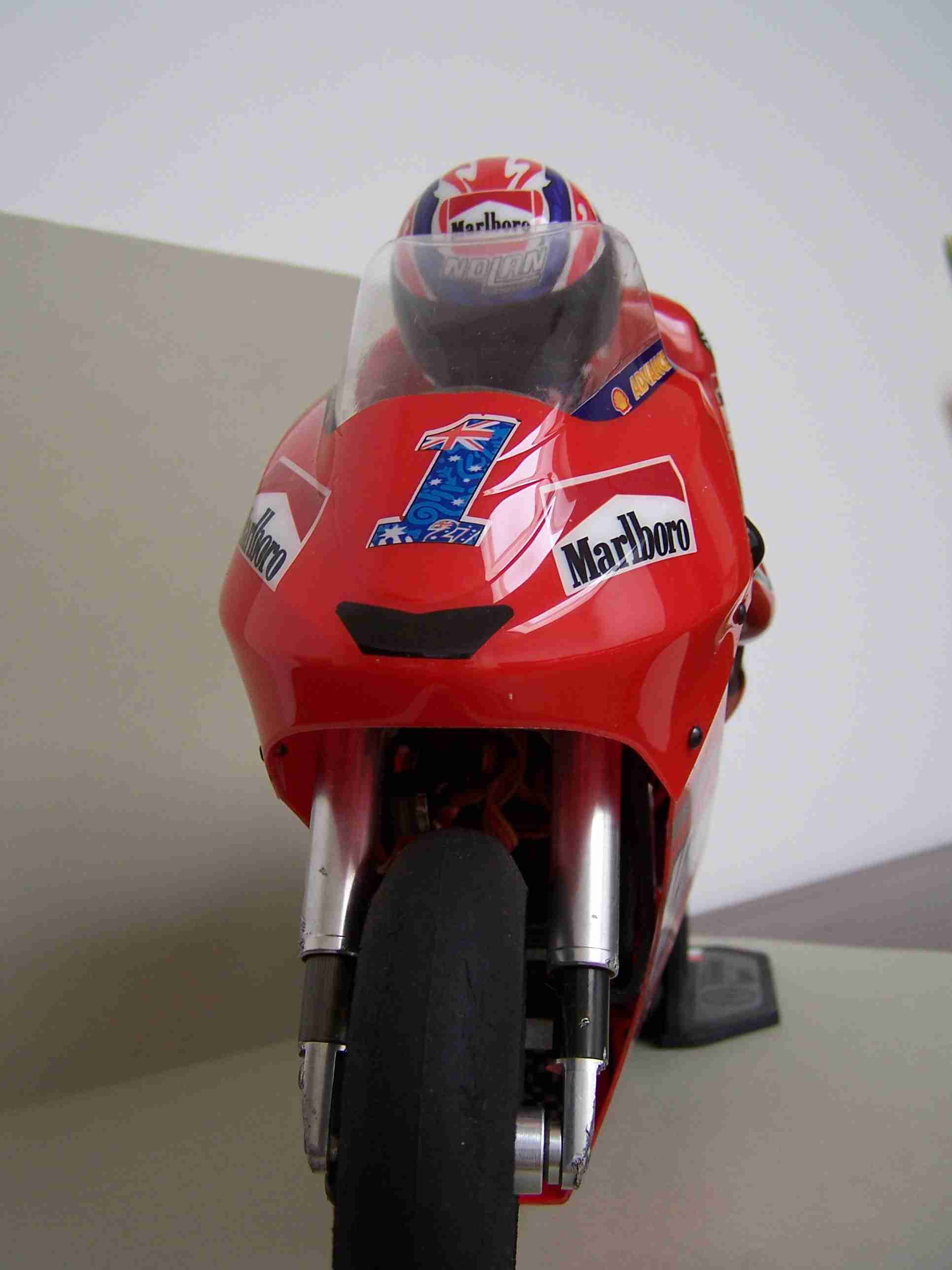 [Marlboro-Ducati-Stoner-2007-Jabber-SB5-und-Eigenbau-Body.jpg]
