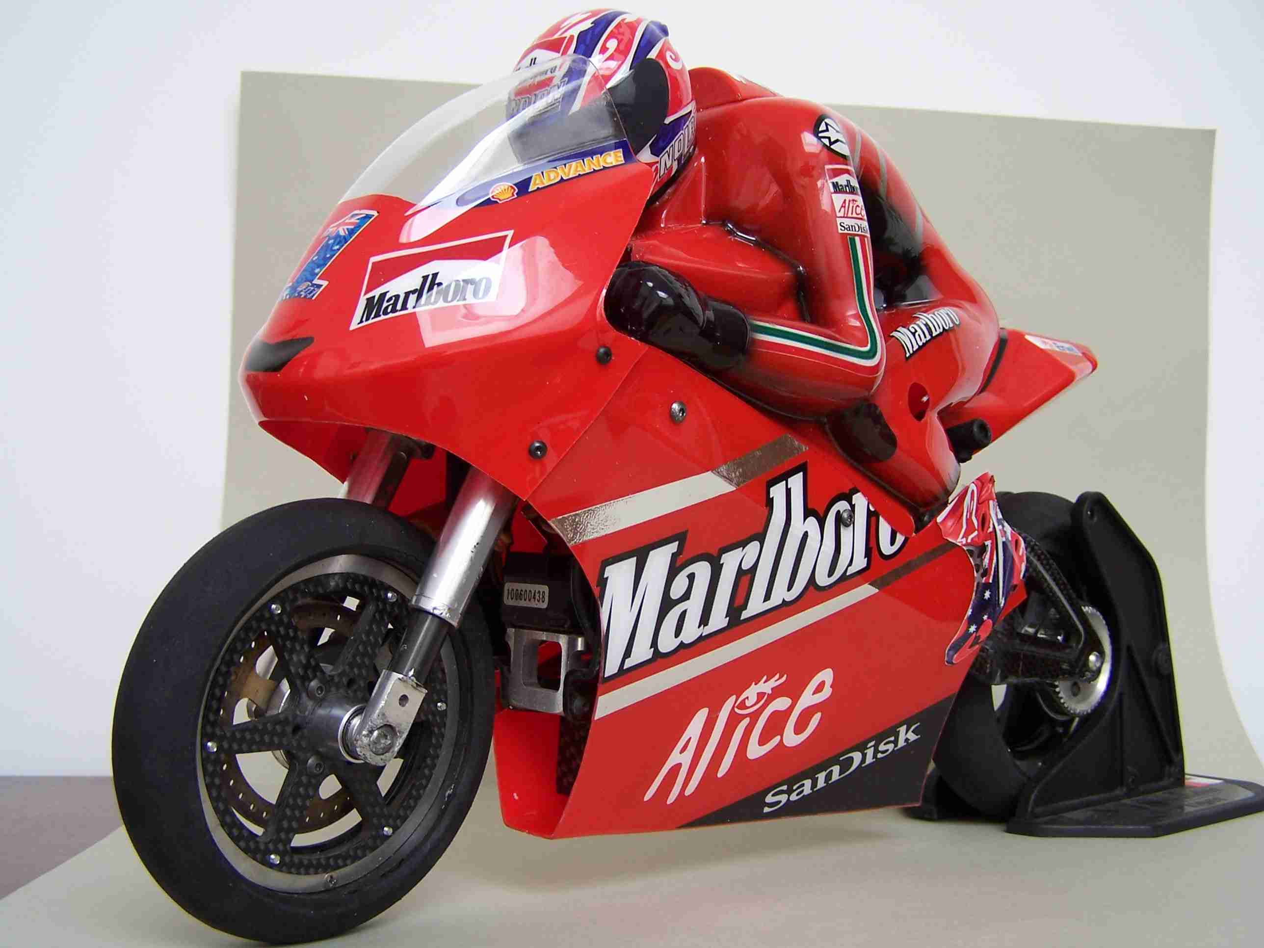 [Marlboro-Ducati-Stoner-2007-Jabber-SB5-und-Eigenbau-Body.jpg1_.jpg]