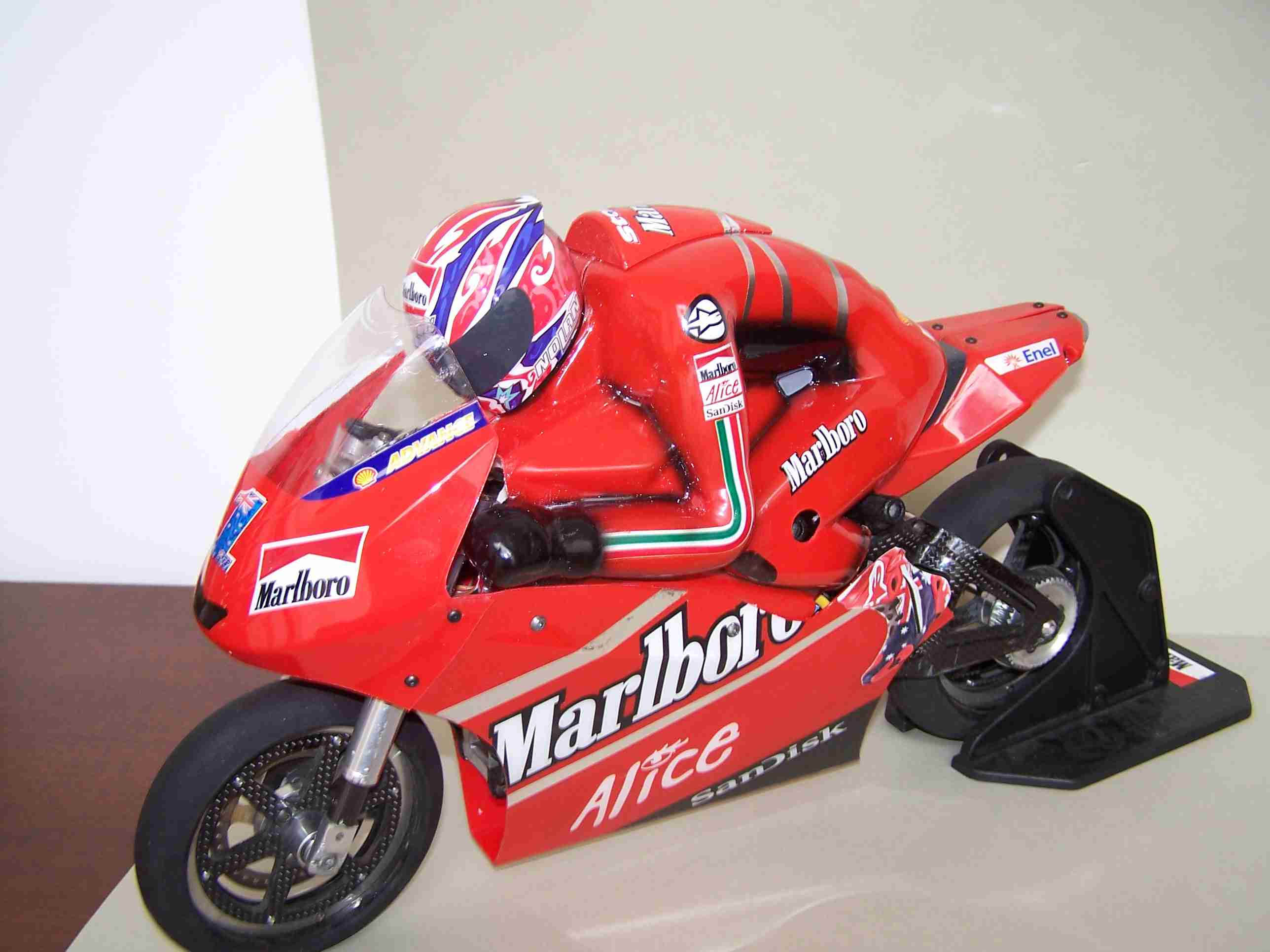 [Marlboro-Ducati-Stoner-2007-Jabber-SB5-und-Eigenbau-Body.jpg3_.jpg]