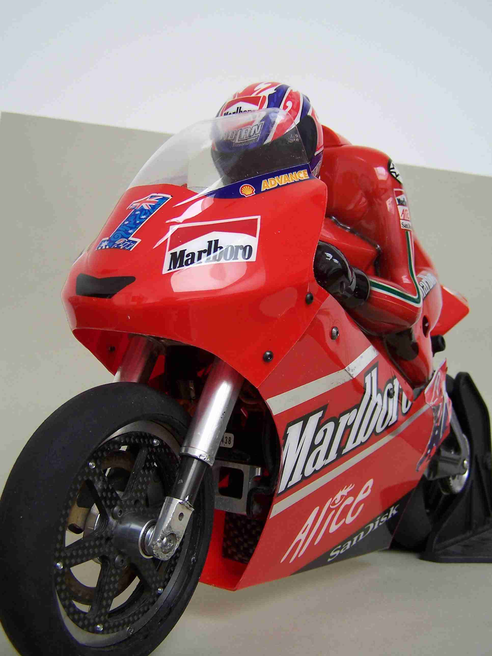 [Marlboro-Ducati-Stoner-2007-Jabber-SB5-und-Eigenbau-Body.jpg4_.jpg]